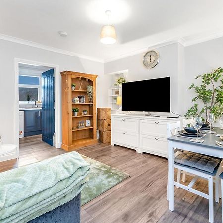 Modern & Spacious 2 Bedroom House - Free Parking - Front & Back Garden - Private Main Door Entrance Единбург Екстер'єр фото