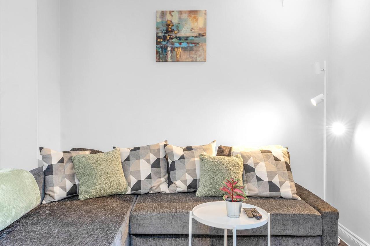 Modern & Spacious 2 Bedroom House - Free Parking - Front & Back Garden - Private Main Door Entrance Единбург Екстер'єр фото