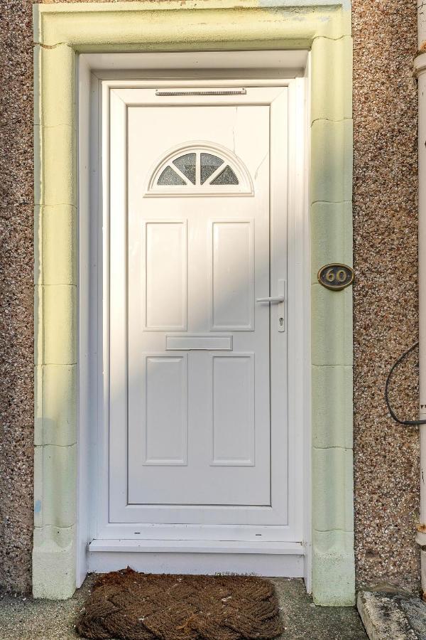 Modern & Spacious 2 Bedroom House - Free Parking - Front & Back Garden - Private Main Door Entrance Единбург Екстер'єр фото