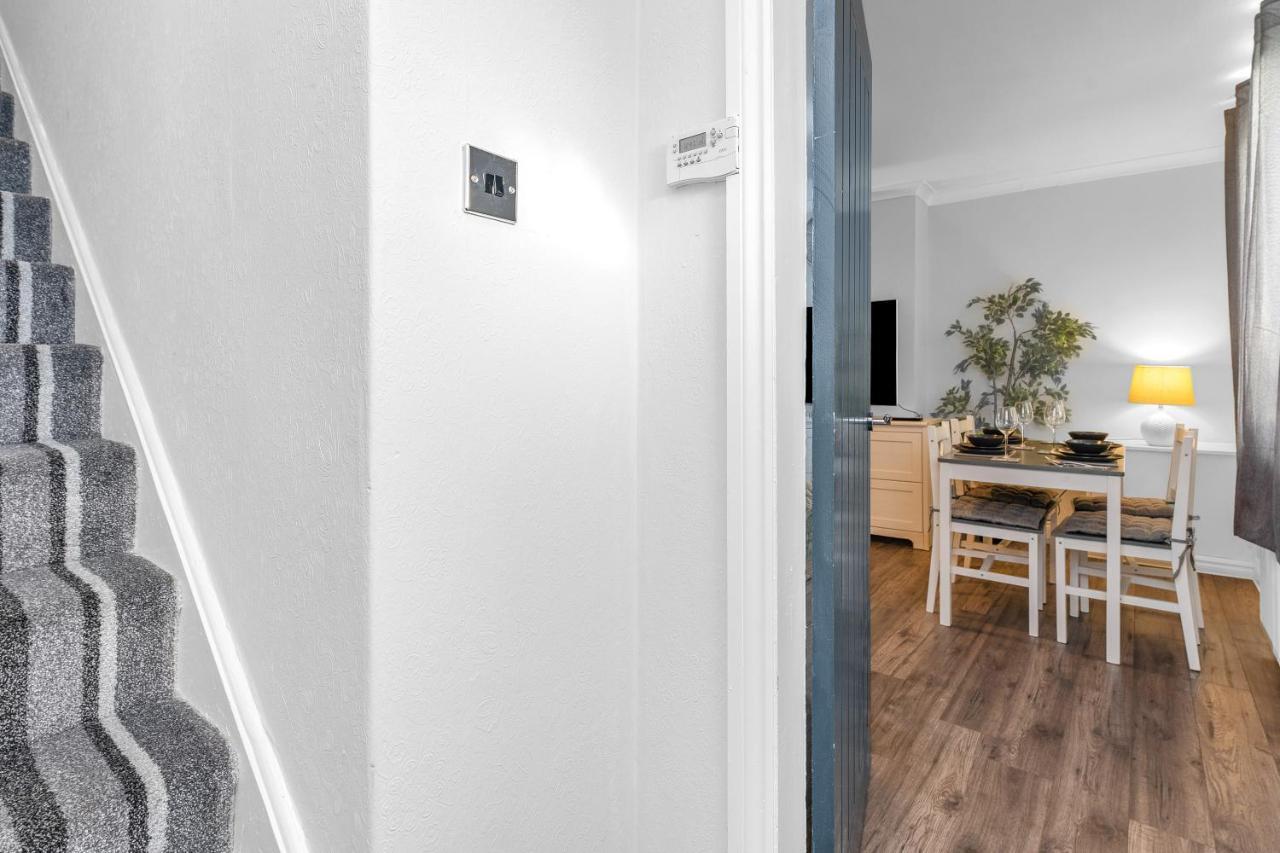 Modern & Spacious 2 Bedroom House - Free Parking - Front & Back Garden - Private Main Door Entrance Единбург Екстер'єр фото