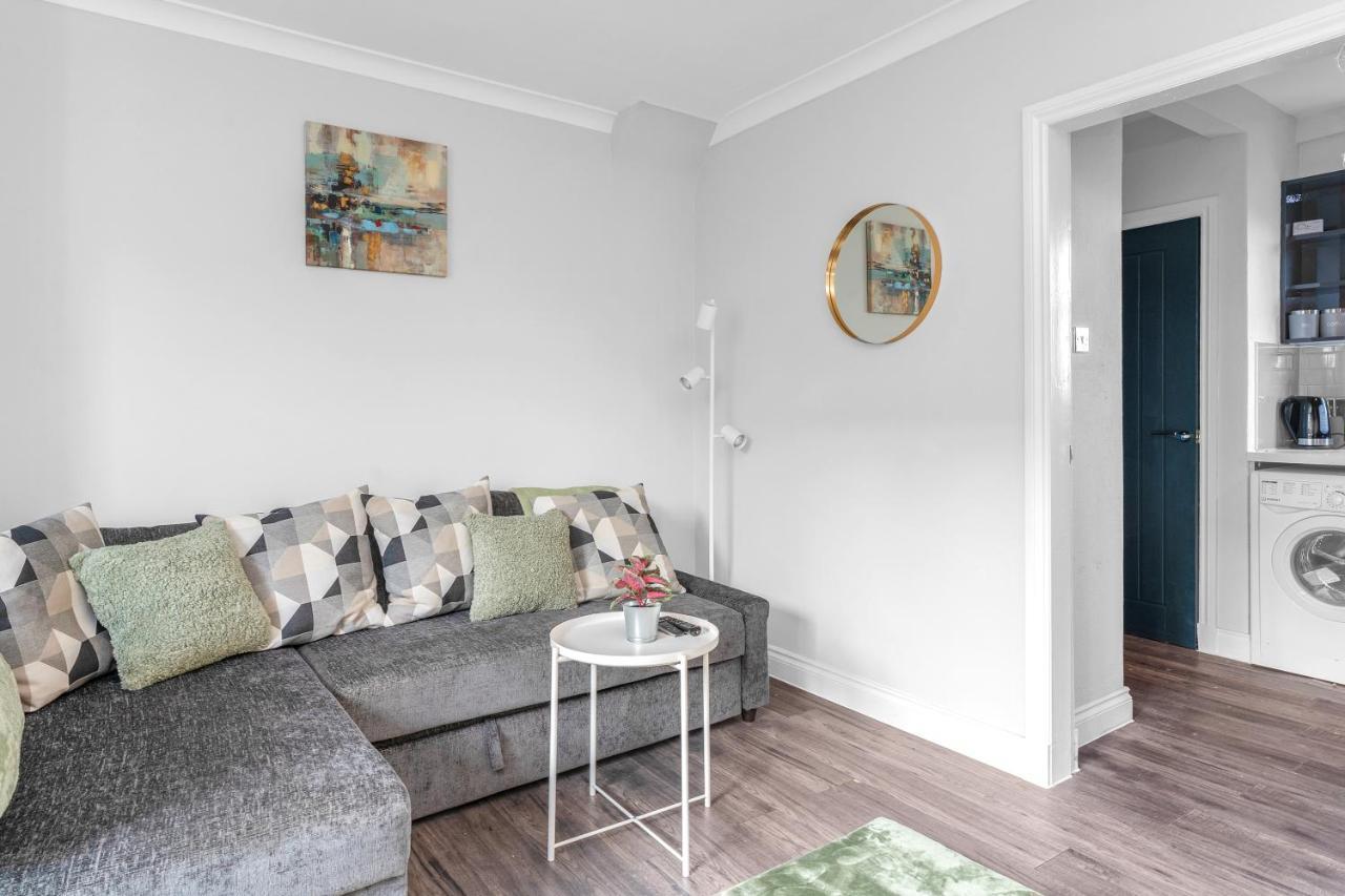 Modern & Spacious 2 Bedroom House - Free Parking - Front & Back Garden - Private Main Door Entrance Единбург Екстер'єр фото