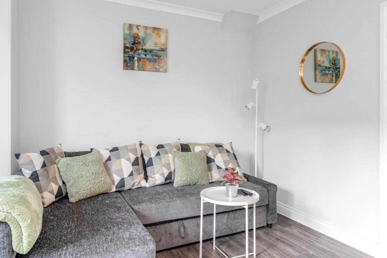 Modern & Spacious 2 Bedroom House - Free Parking - Front & Back Garden - Private Main Door Entrance Единбург Екстер'єр фото