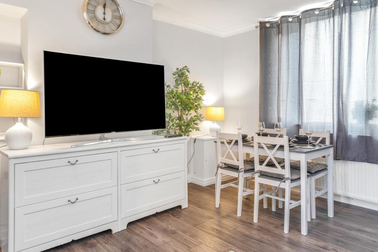 Modern & Spacious 2 Bedroom House - Free Parking - Front & Back Garden - Private Main Door Entrance Единбург Екстер'єр фото