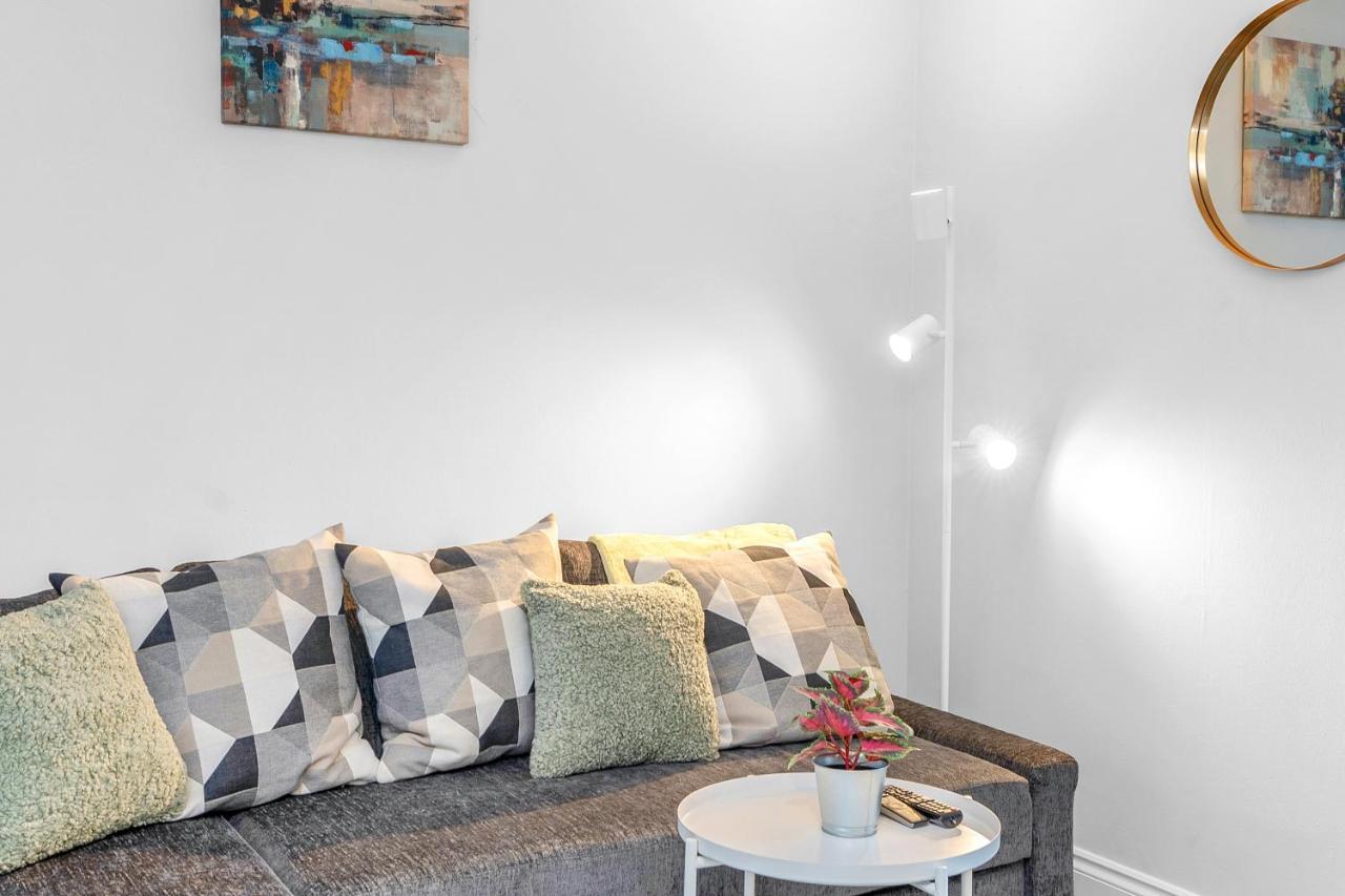 Modern & Spacious 2 Bedroom House - Free Parking - Front & Back Garden - Private Main Door Entrance Единбург Екстер'єр фото