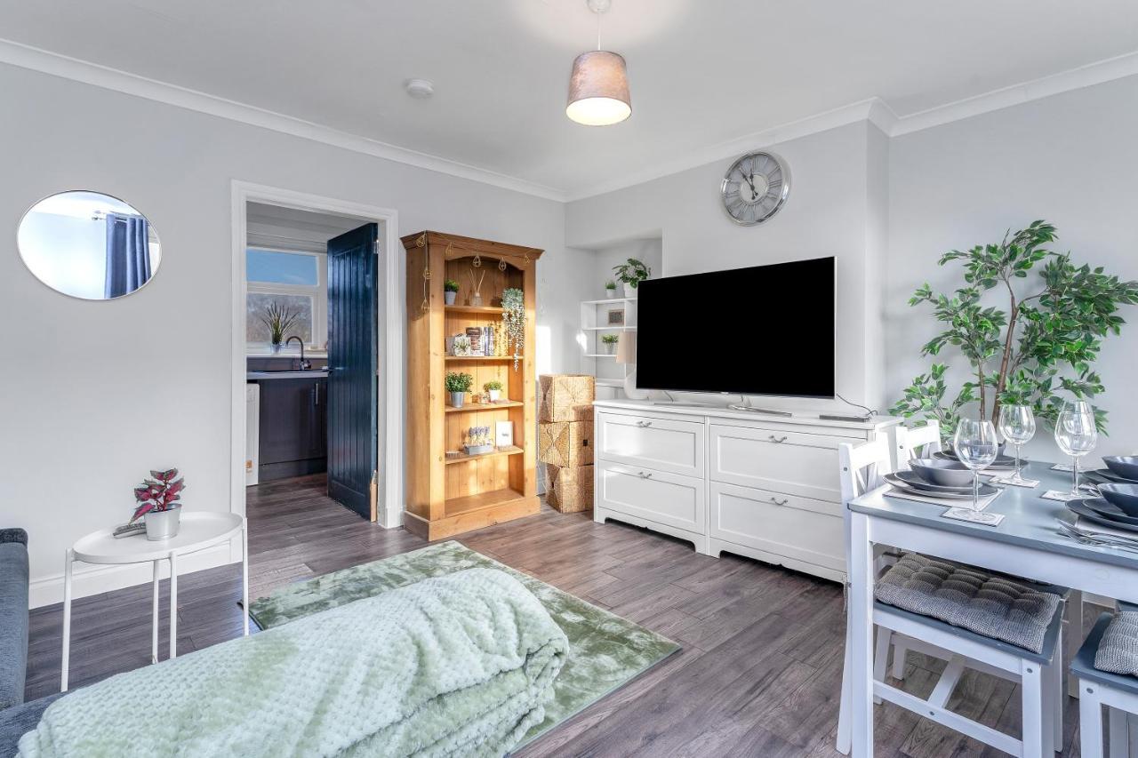 Modern & Spacious 2 Bedroom House - Free Parking - Front & Back Garden - Private Main Door Entrance Единбург Екстер'єр фото