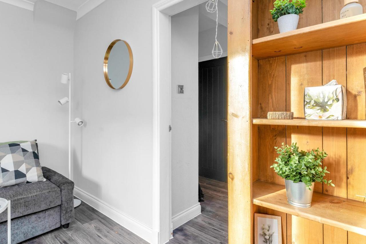 Modern & Spacious 2 Bedroom House - Free Parking - Front & Back Garden - Private Main Door Entrance Единбург Екстер'єр фото