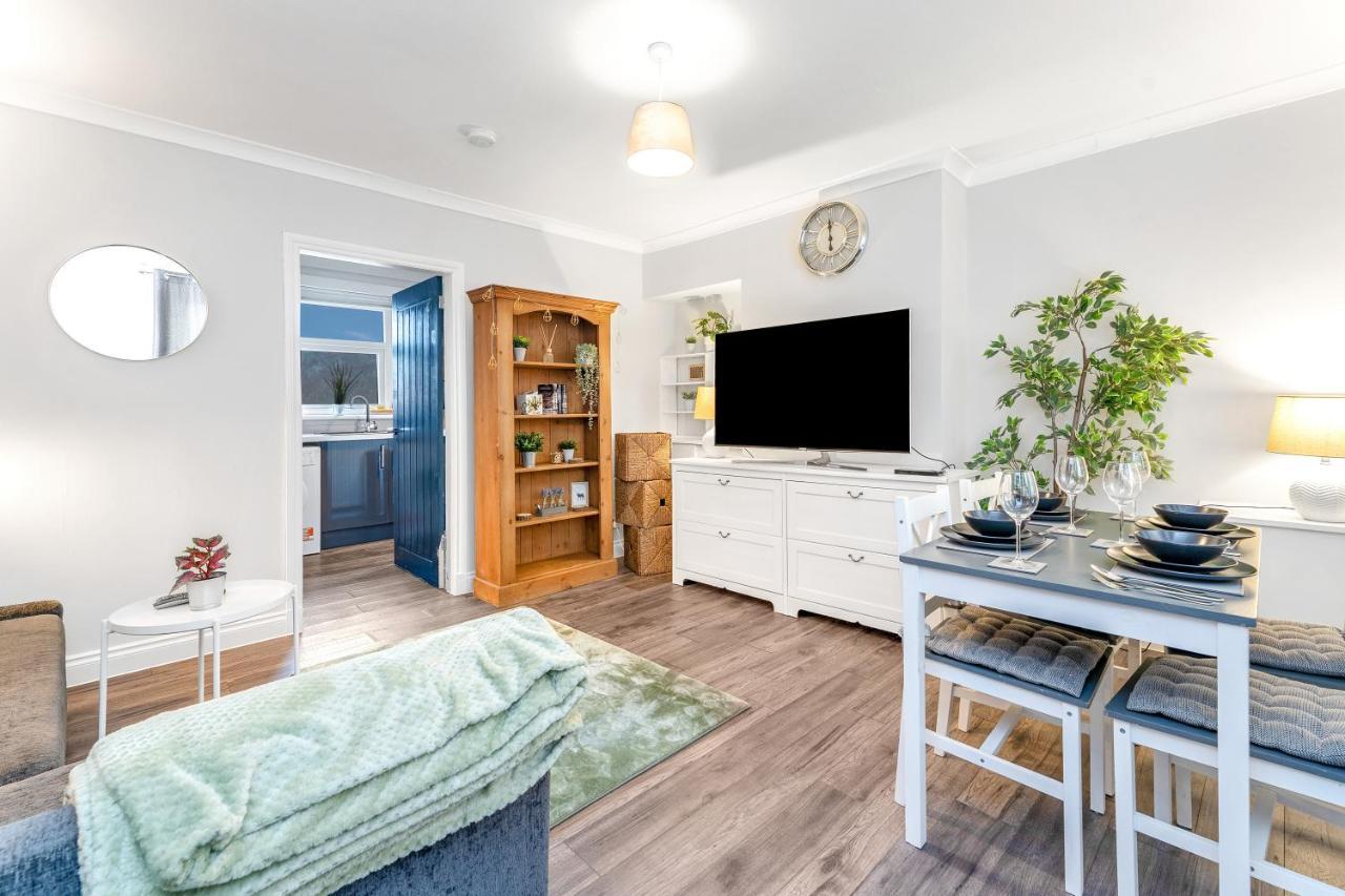 Modern & Spacious 2 Bedroom House - Free Parking - Front & Back Garden - Private Main Door Entrance Единбург Екстер'єр фото