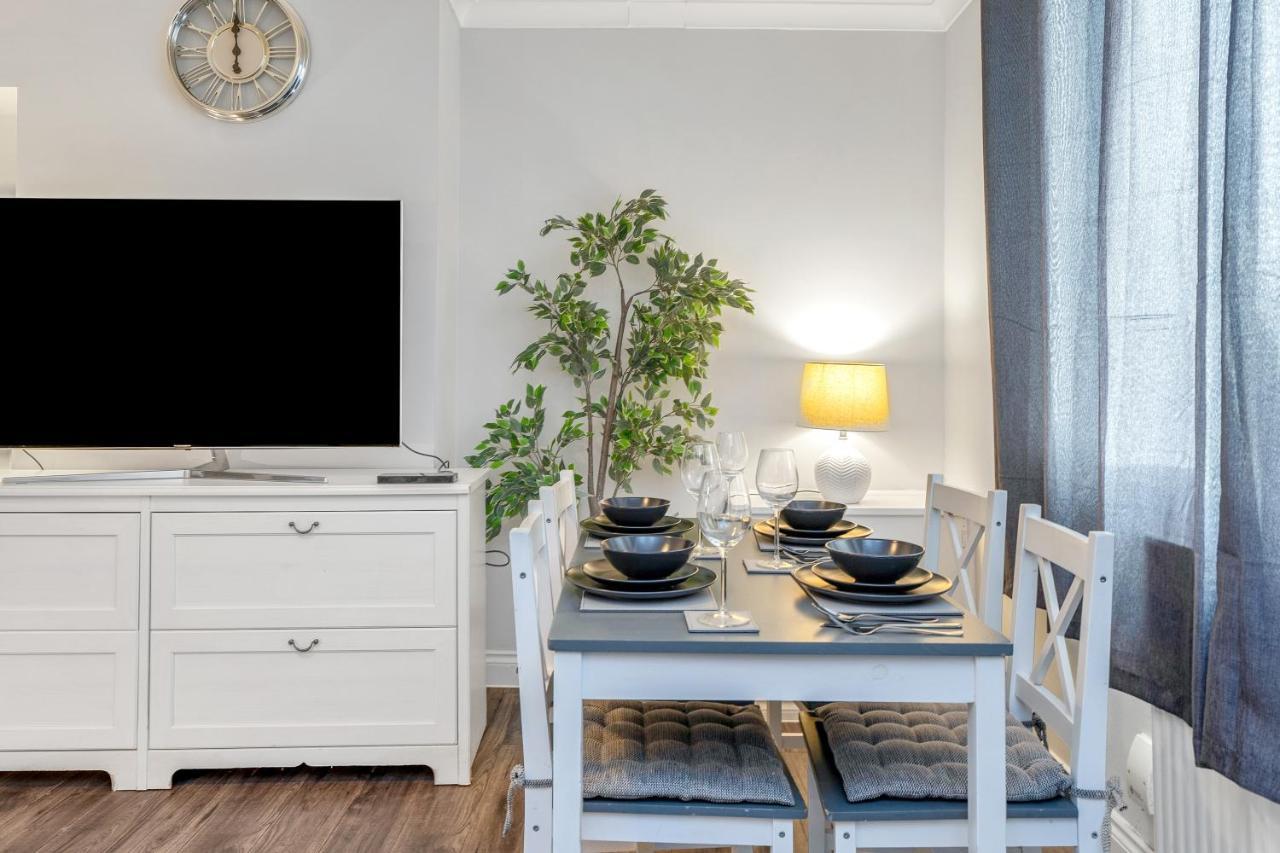 Modern & Spacious 2 Bedroom House - Free Parking - Front & Back Garden - Private Main Door Entrance Единбург Екстер'єр фото