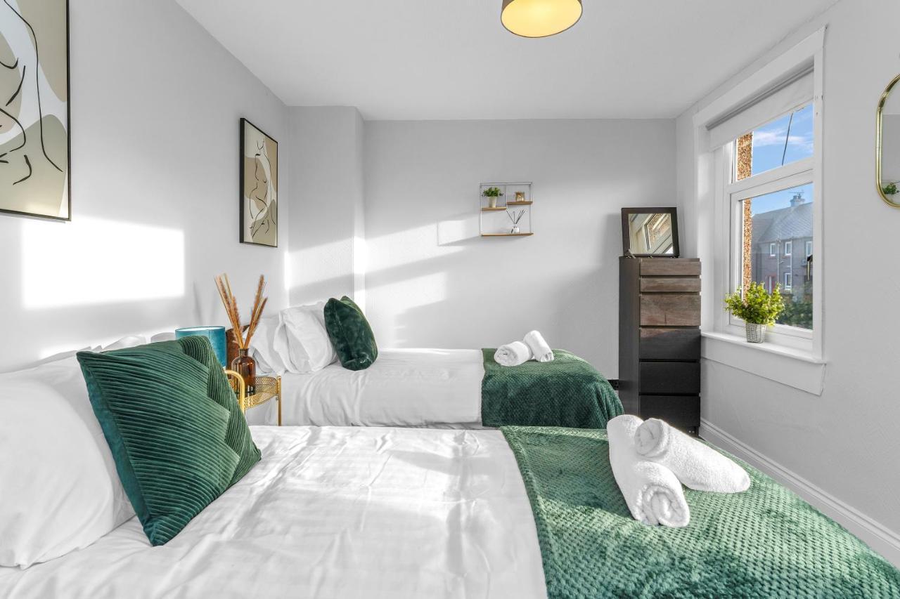Modern & Spacious 2 Bedroom House - Free Parking - Front & Back Garden - Private Main Door Entrance Единбург Екстер'єр фото