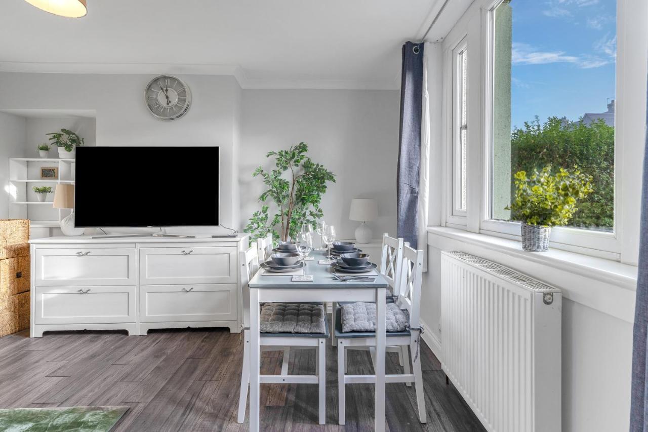 Modern & Spacious 2 Bedroom House - Free Parking - Front & Back Garden - Private Main Door Entrance Единбург Екстер'єр фото