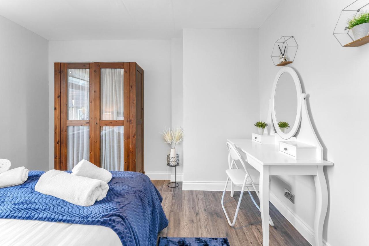 Modern & Spacious 2 Bedroom House - Free Parking - Front & Back Garden - Private Main Door Entrance Единбург Екстер'єр фото