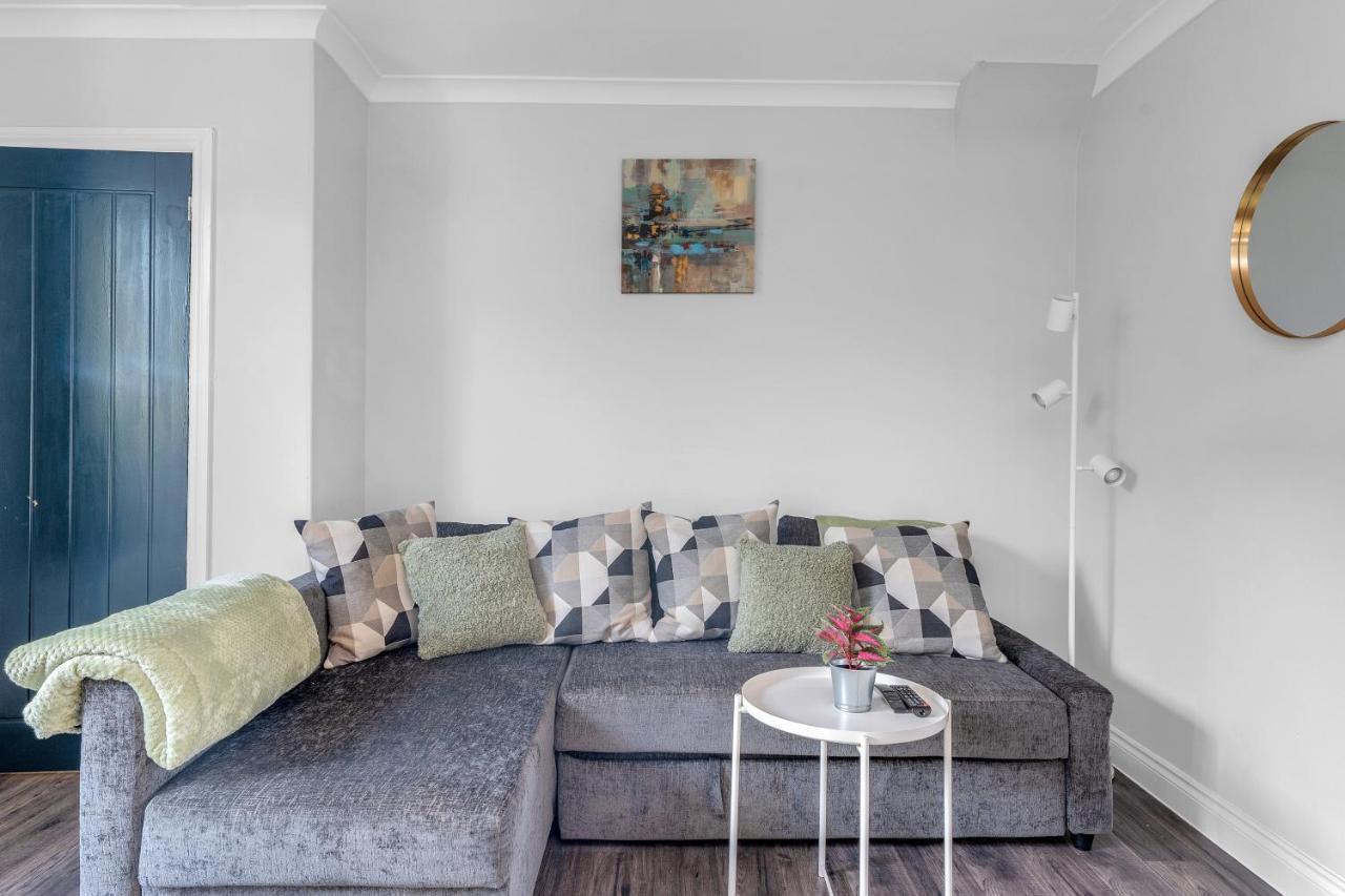 Modern & Spacious 2 Bedroom House - Free Parking - Front & Back Garden - Private Main Door Entrance Единбург Екстер'єр фото
