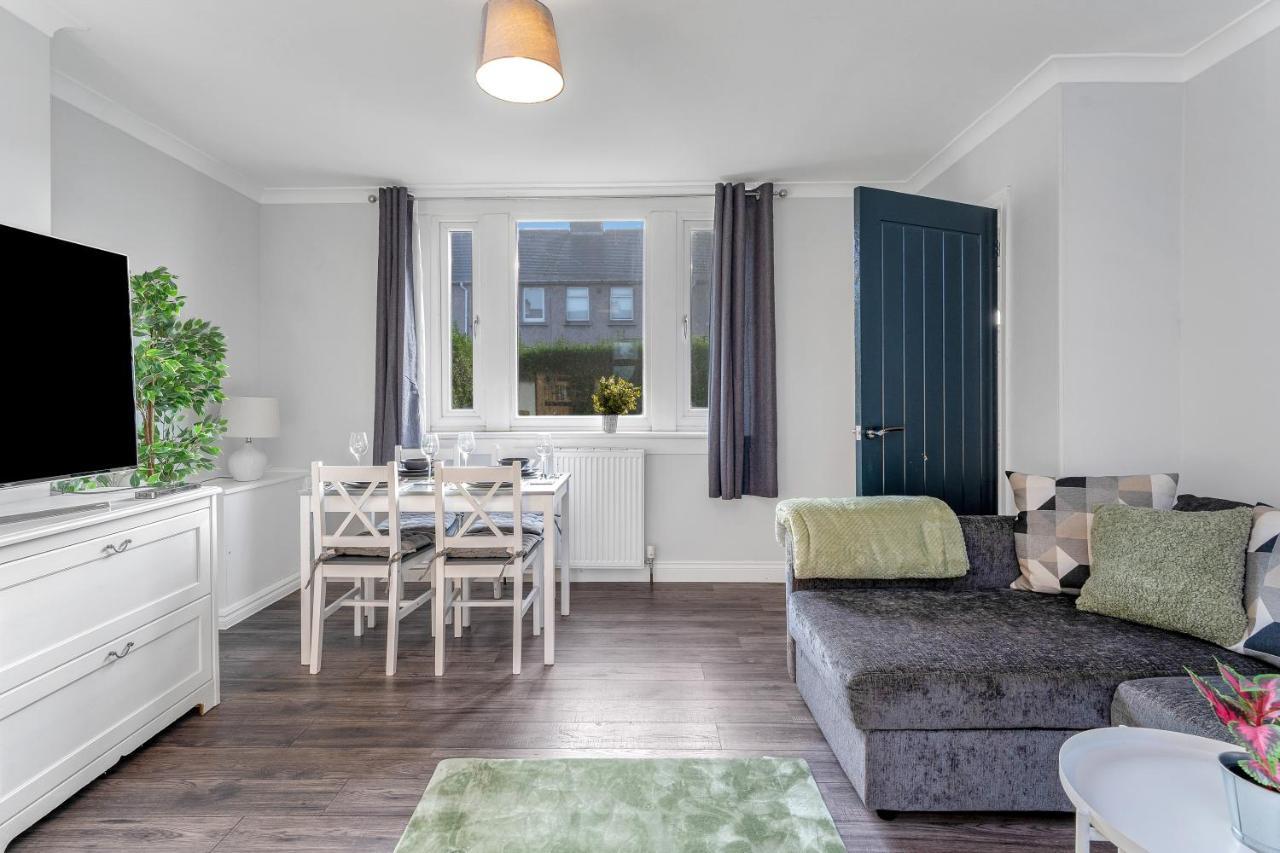 Modern & Spacious 2 Bedroom House - Free Parking - Front & Back Garden - Private Main Door Entrance Единбург Екстер'єр фото